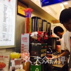 三亞夜晚的多重奏 酒吧街慢搖吧、面包飲品與美食團購指南